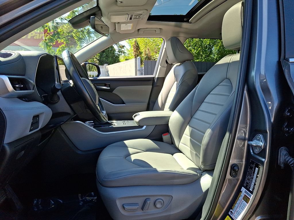 Used 2023 Toyota Highlander XLE FWD image 14