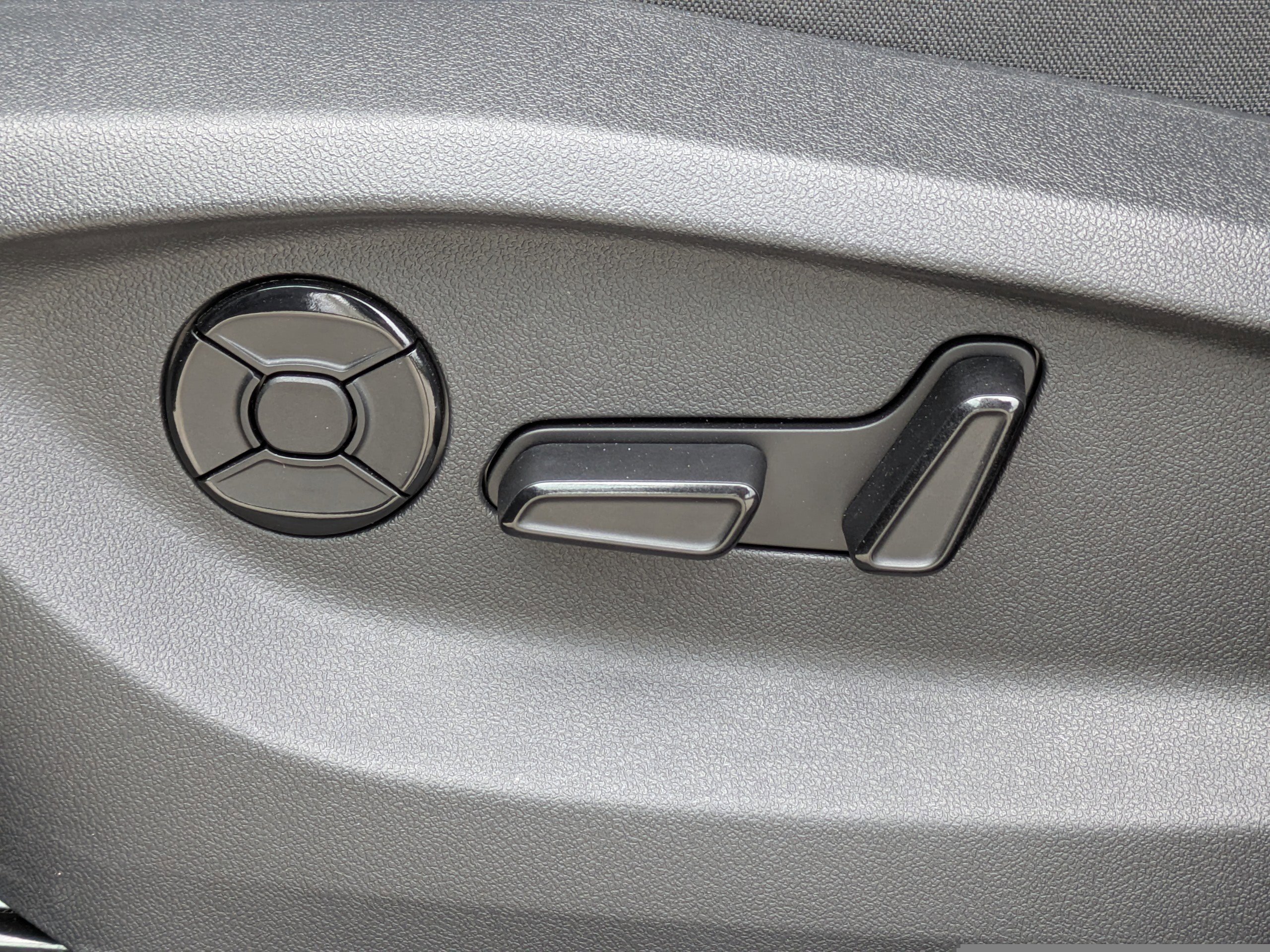 Used 2025 Volkswagen Tiguan SE image 21