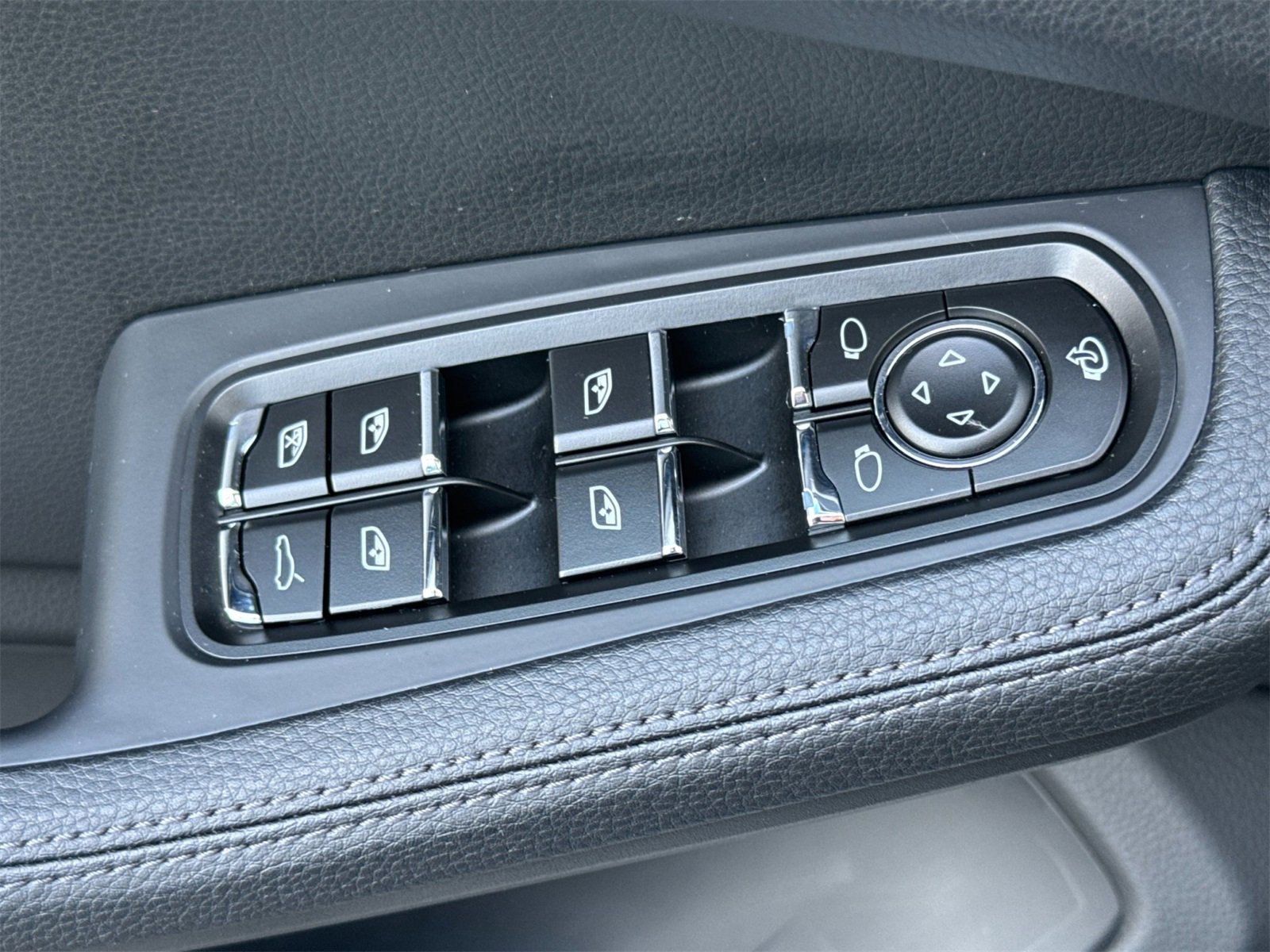 Used 2025 Porsche Macan image 13