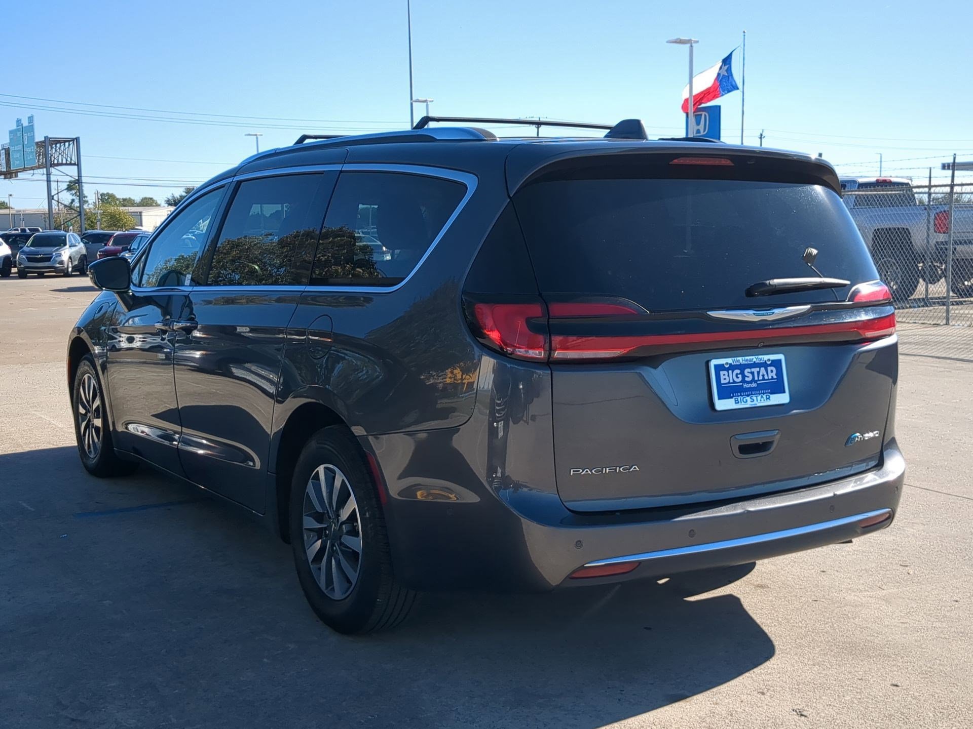 Used 2021 Chrysler Pacifica Touring-L image 6