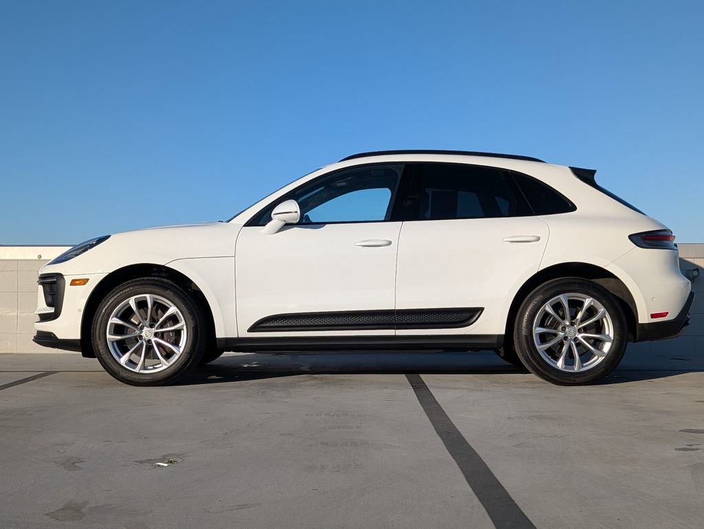 Certified 2022 Porsche Macan image 2