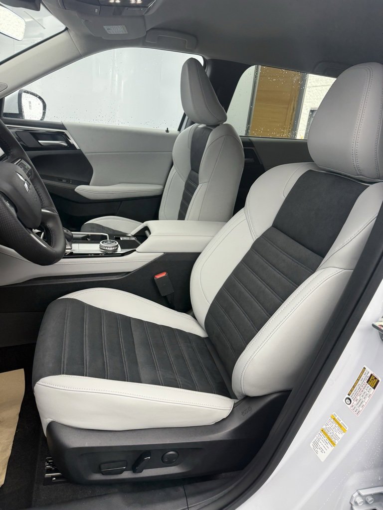 New 2025 Mitsubishi Outlander SE image 13