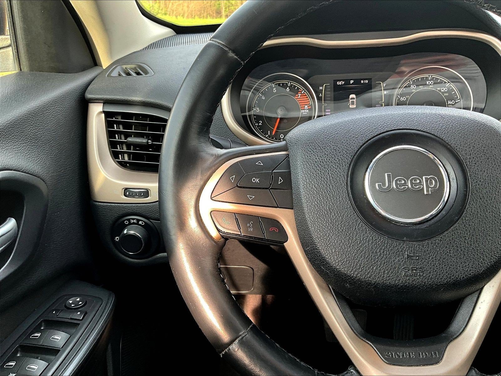 Used 2016 Jeep Cherokee Sport FWD image 12