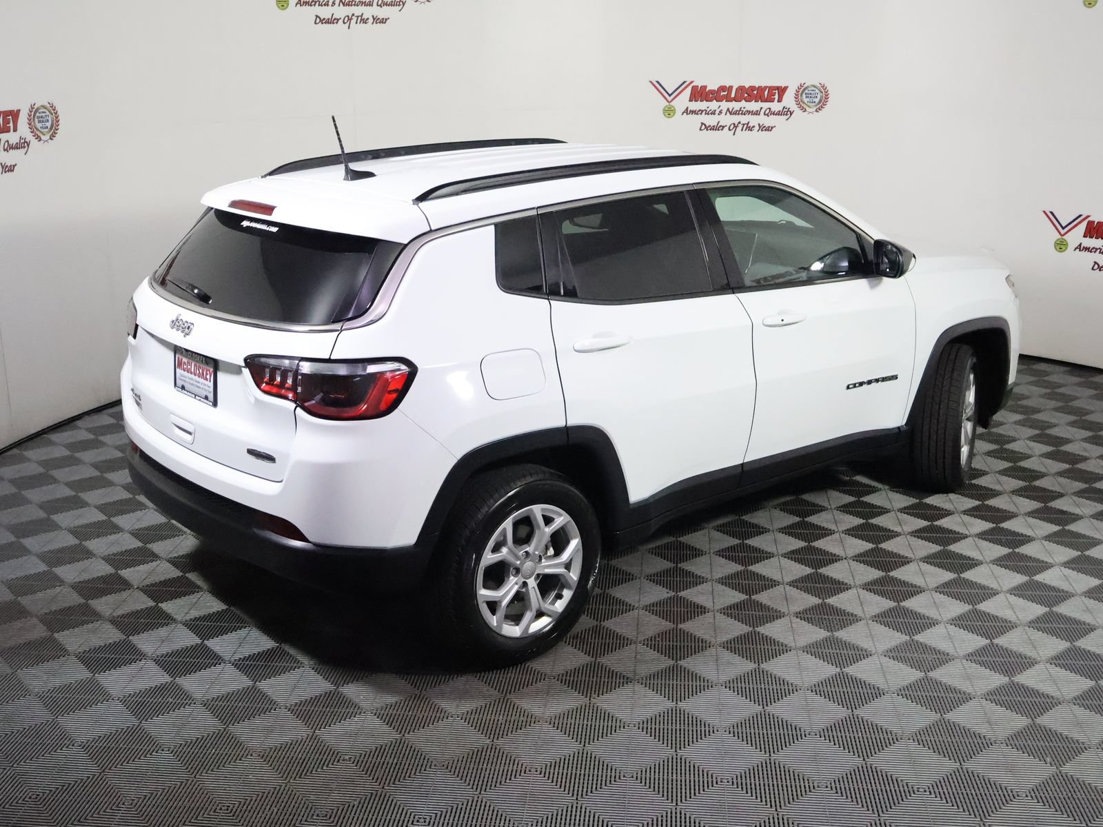 Used 2024 Jeep Compass Latitude AWD/4WD image 8