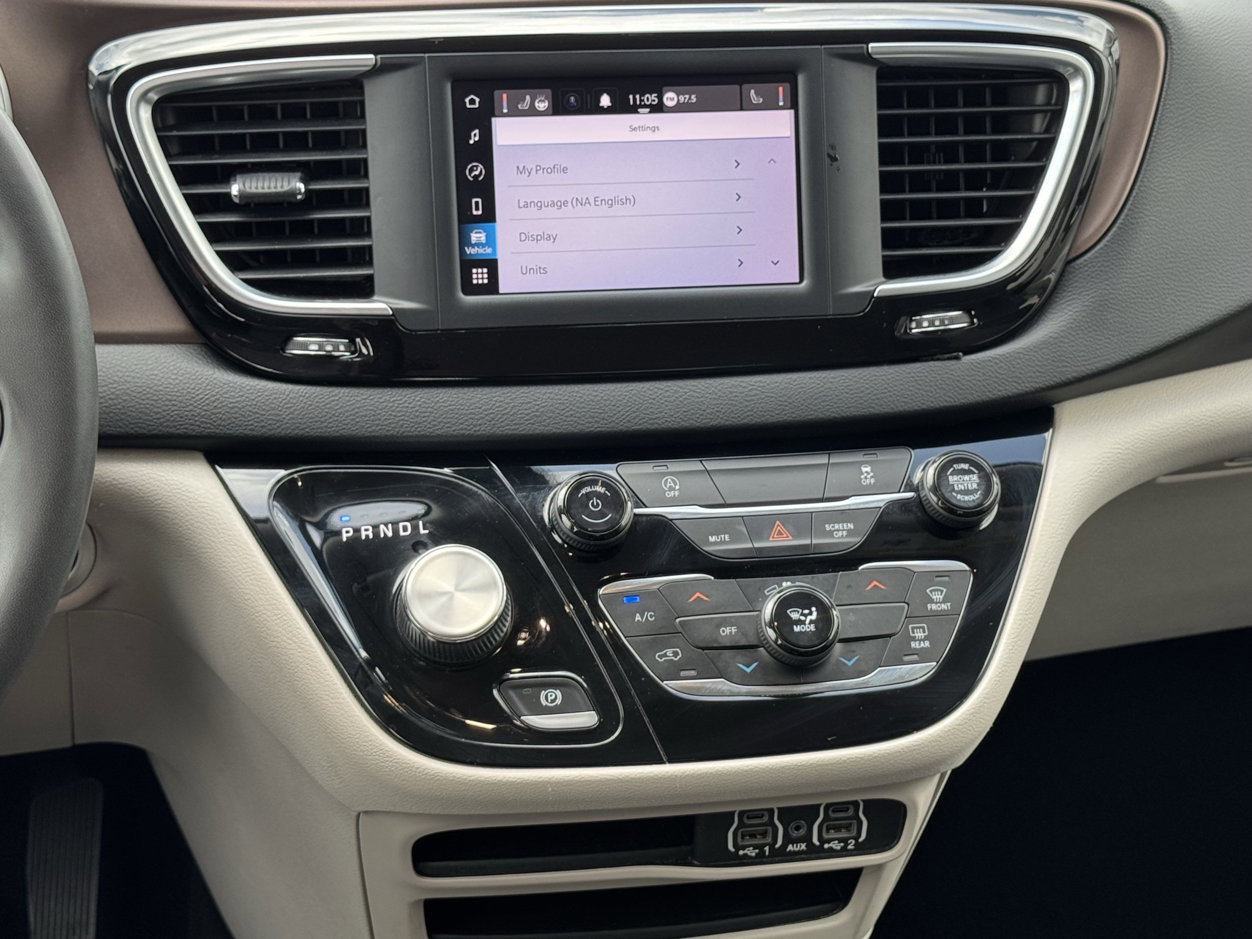Used 2022 Chrysler Voyager LX image 17