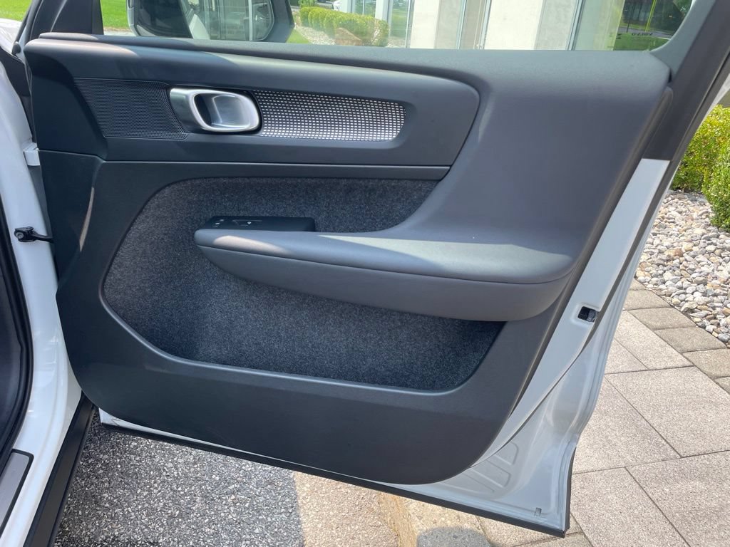 Certified 2025 Volvo XC40 B5 Plus AWD/4WD image 15