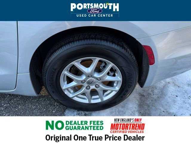 Used 2024 Chrysler Pacifica Touring-L image 28