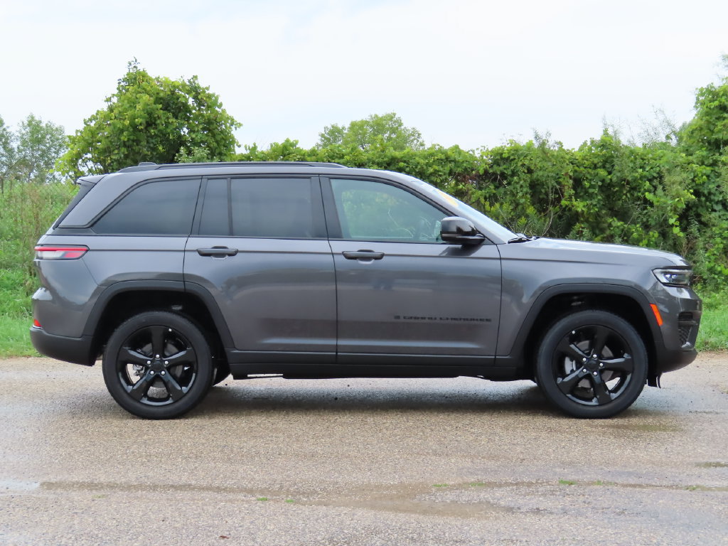 New 2025 Jeep Grand Cherokee Altitude AWD/4WD image 2