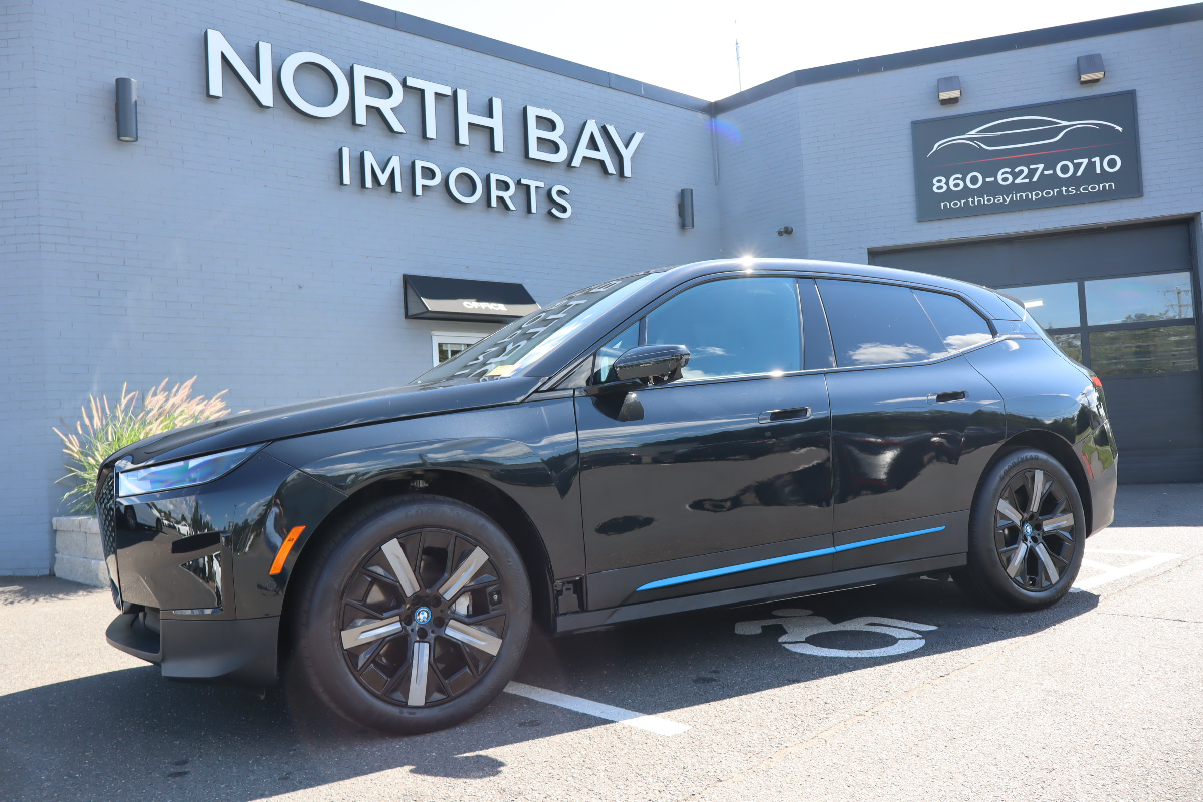 Used 2025 BMW iX xDrive50 w/ Convenience Package AWD/4WD image 2