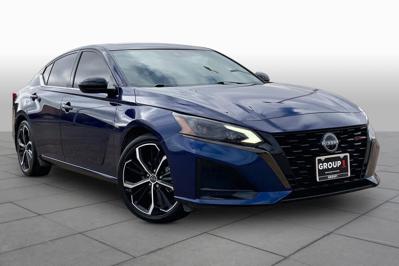 Used 2023 Nissan Altima 2.5 SR w/ SR Premium Package FWD image 3