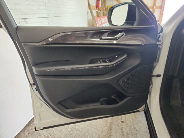 Used 2023 Jeep Grand Cherokee L Laredo image 17