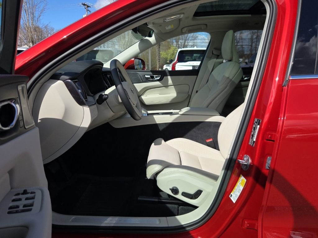 Certified 2023 Volvo XC60 B6 Ultimate w/ Climate Package image 4