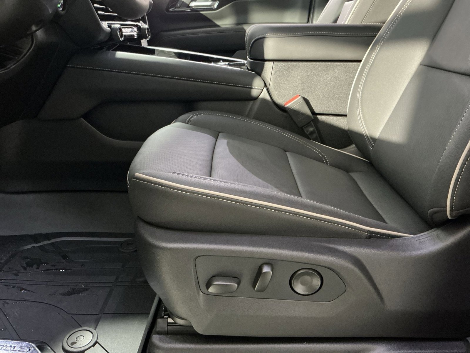 New 2026 Chevrolet Suburban Premier image 22