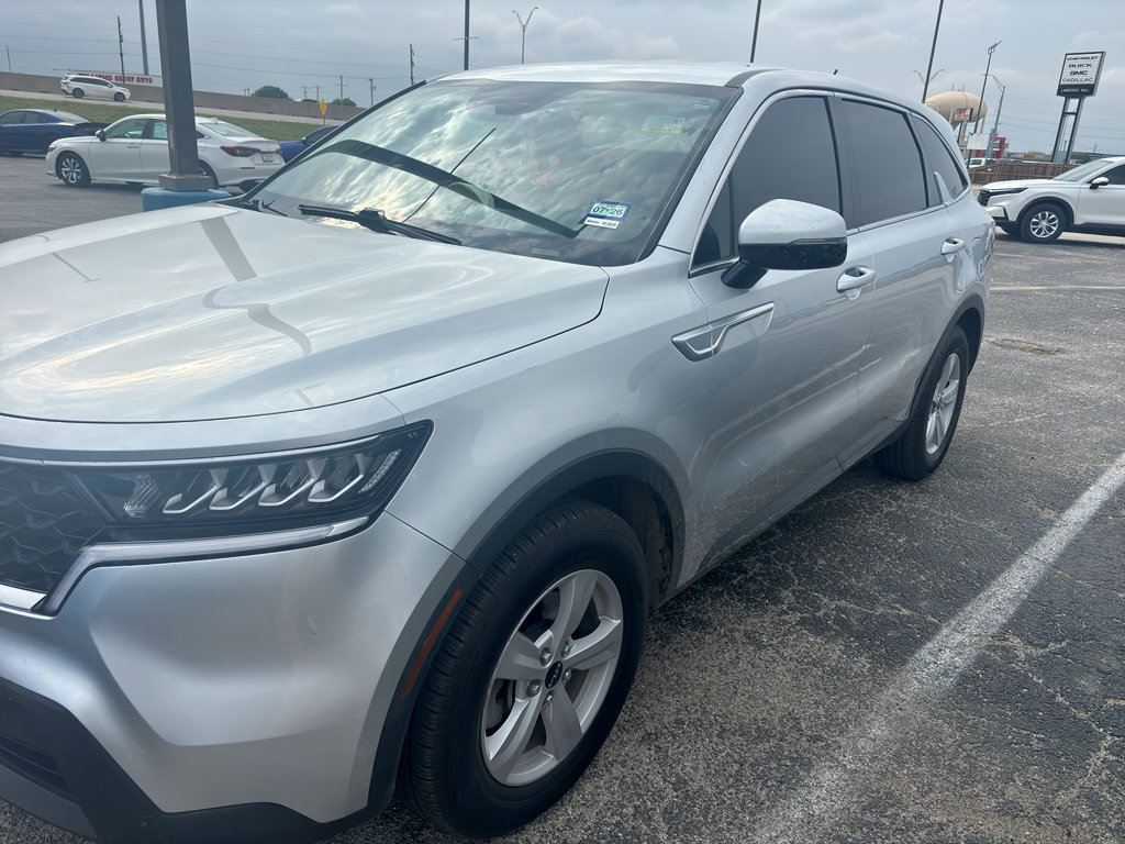 Used 2022 Kia Sorento LX image 3