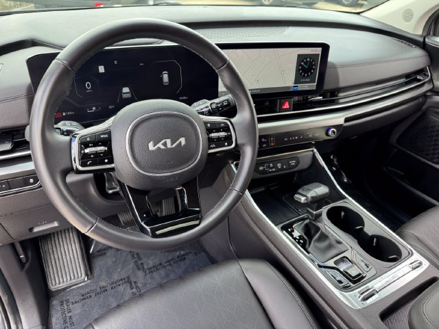 Used 2025 Kia Carnival SX w/ SX Dark Edition Package FWD image 11