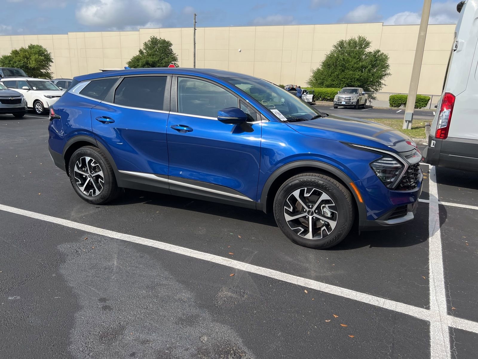 Used 2025 Kia Sportage EX image 2