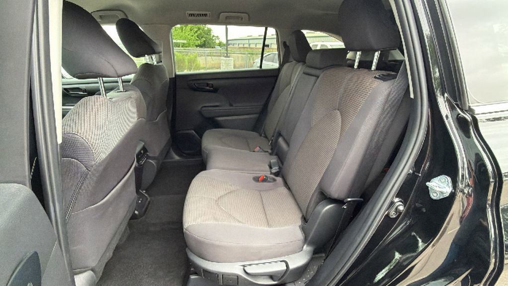 Certified 2025 Toyota Highlander LE image 35