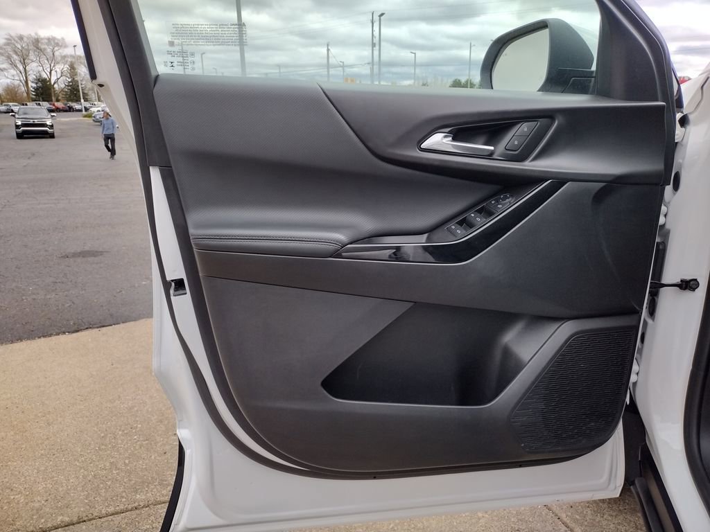 Used 2025 Chevrolet Equinox LT AWD/4WD image 8