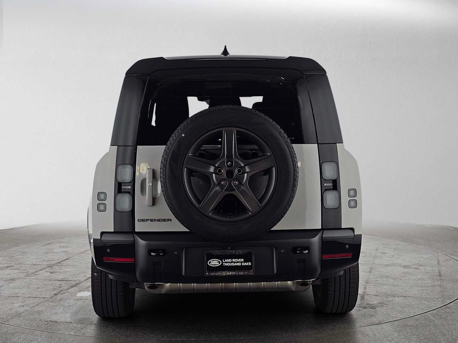 Used 2026 Land Rover Defender 130 X-Dynamic SE AWD/4WD image 4