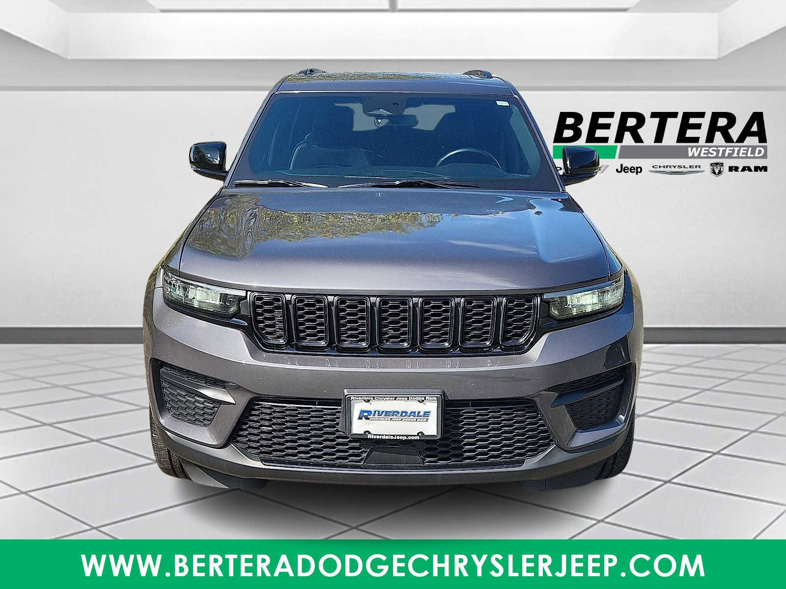 Used 2022 Jeep Grand Cherokee Altitude image 2