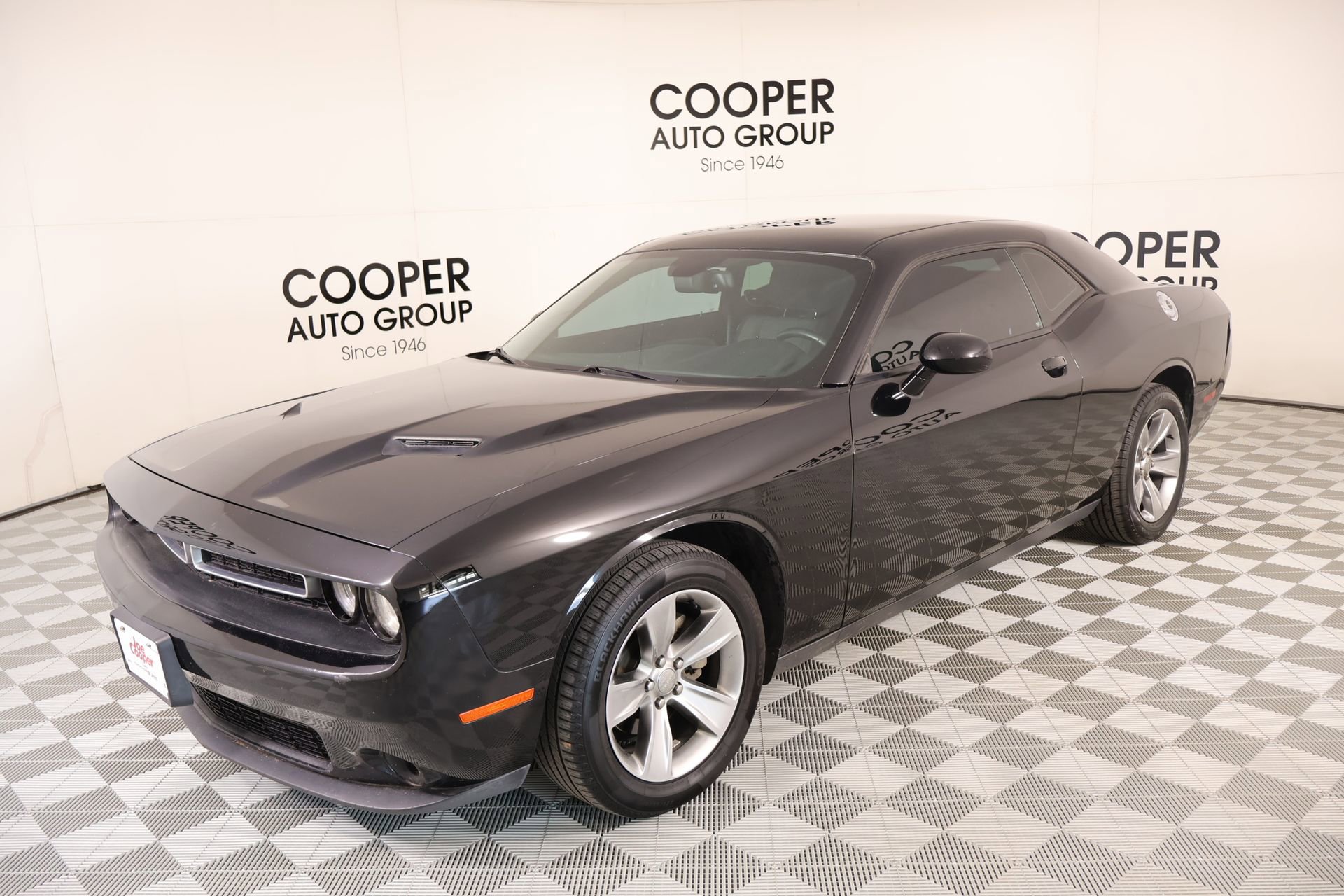 Used 2015 Dodge Challenger SXT RWD image 9