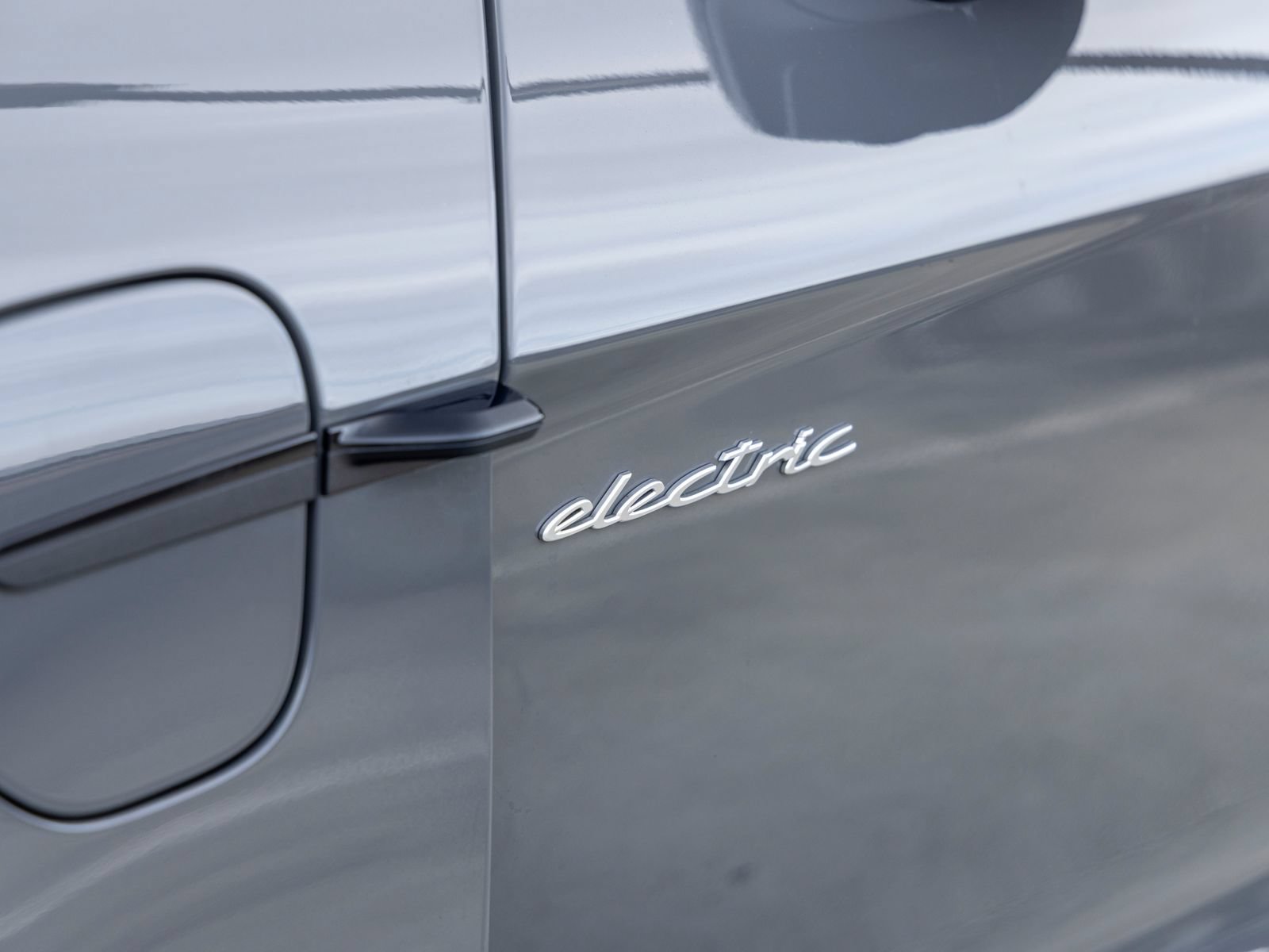 Certified 2025 Porsche Taycan AWD/4WD image 19