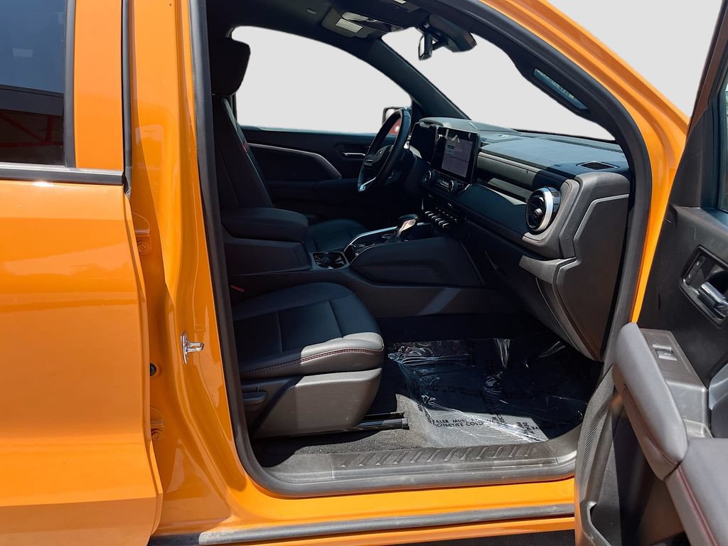 Used 2025 Chevrolet Colorado Z71 w/ Technology Package AWD/4WD image 28