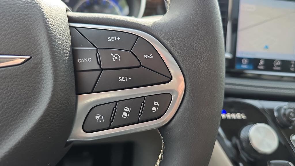 Used 2023 Chrysler Pacifica Limited image 25