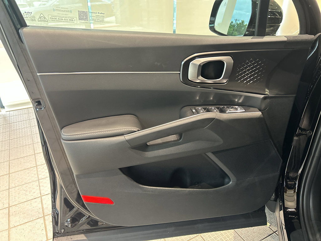 Used 2025 Kia Sorento EX w/ Panoramic Sunroof Package image 13