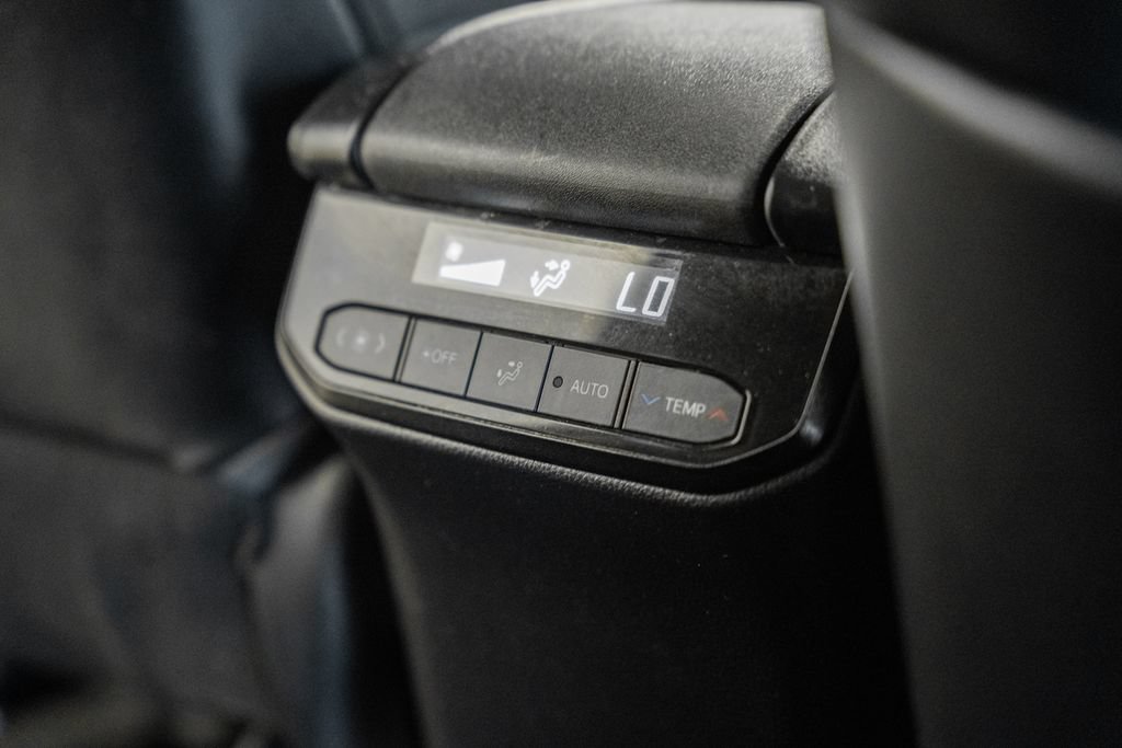 Used 2022 Toyota Highlander XLE AWD/4WD image 29