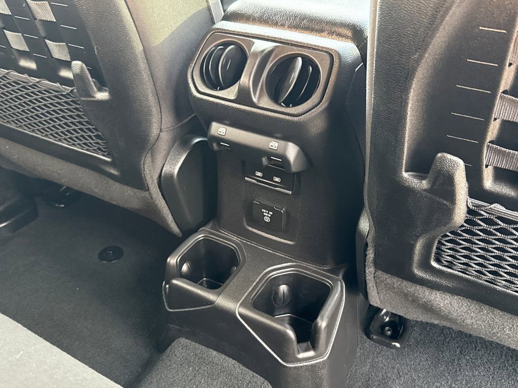 Used 2022 Jeep Wrangler Unlimited Rubicon AWD/4WD image 17