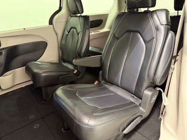 Used 2023 Chrysler Pacifica Touring-L image 28