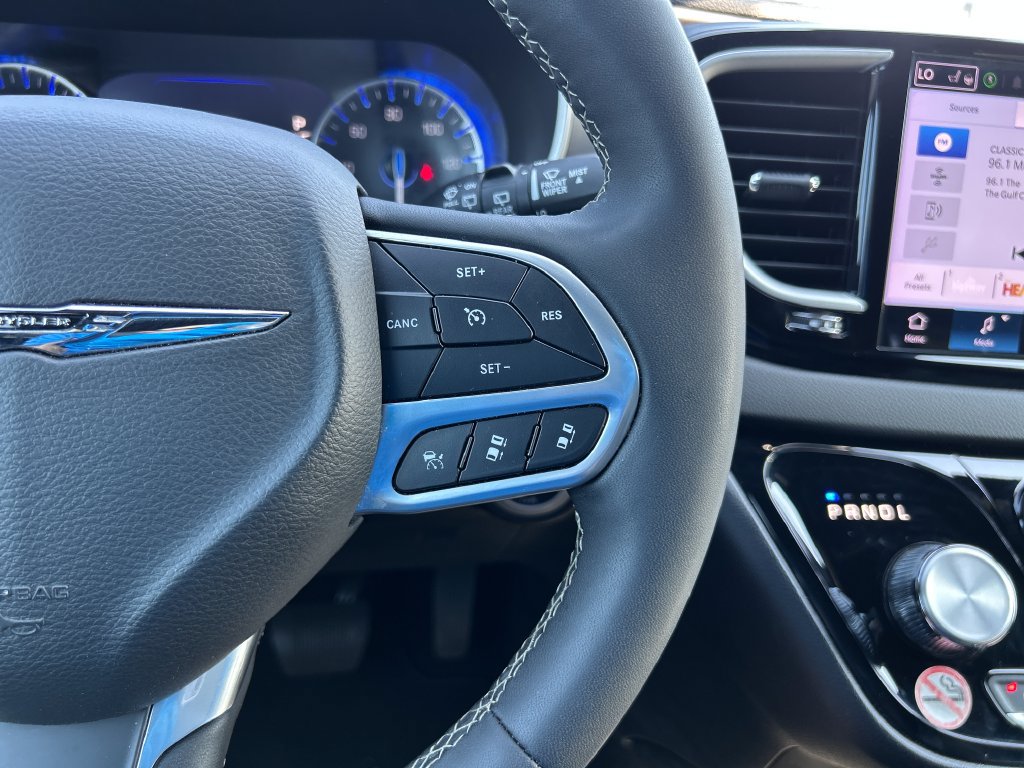 Used 2025 Chrysler Pacifica Select FWD image 23