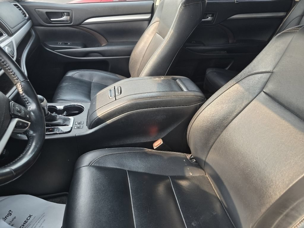 Used 2019 Toyota Highlander XLE FWD image 22