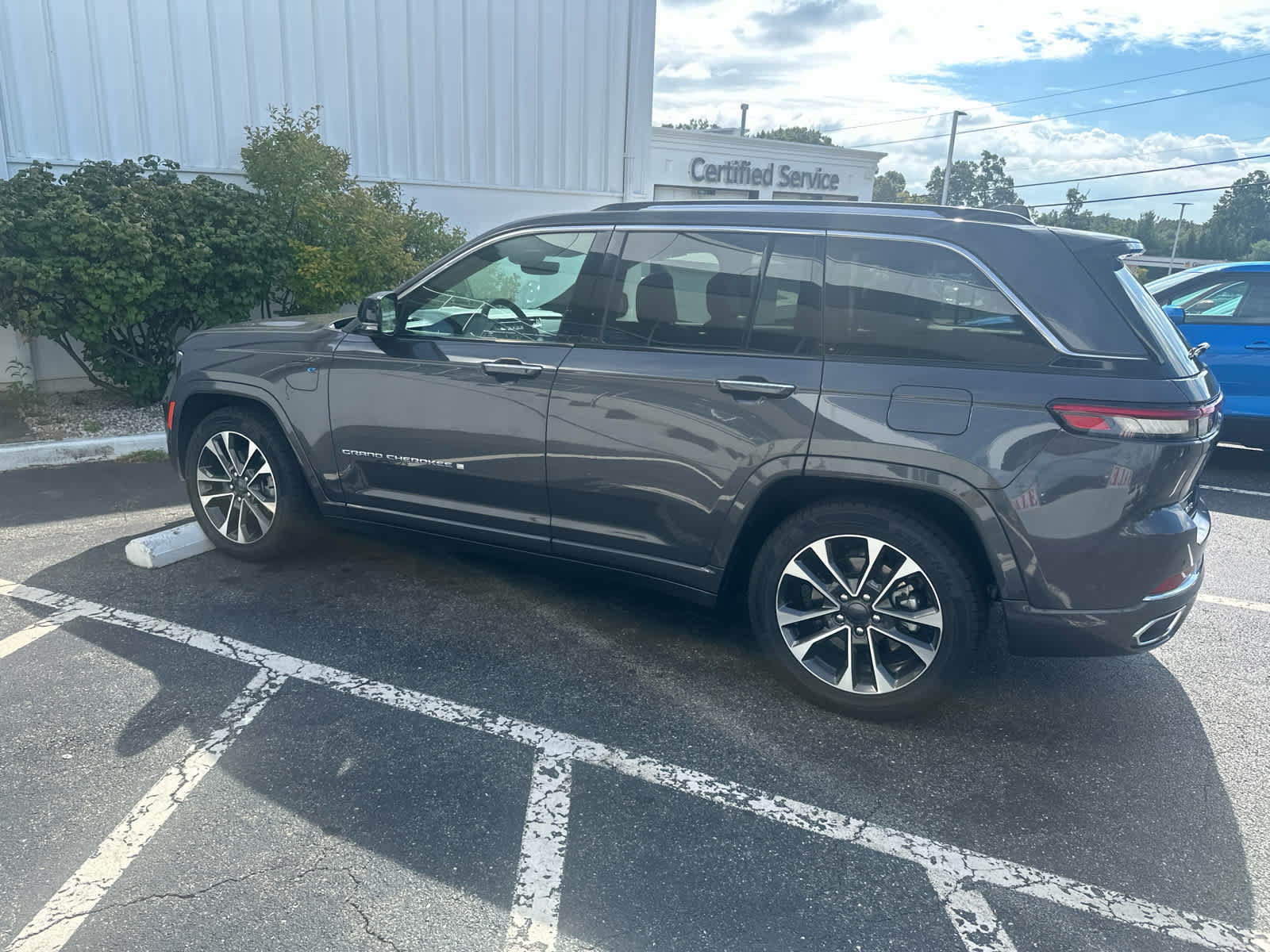 Used 2023 Jeep Grand Cherokee Overland AWD/4WD image 3