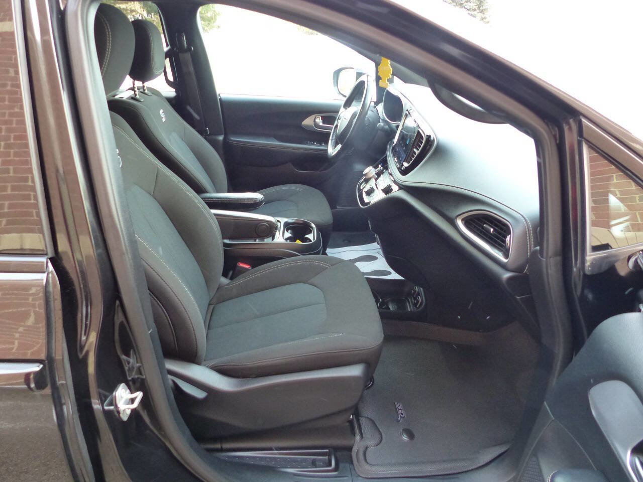 Used 2021 Chrysler Pacifica Touring w/ Uconnect Theater Family Group image 39