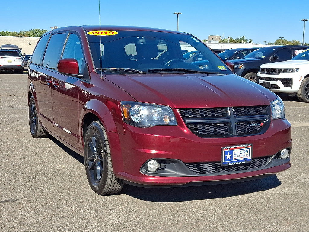 Used 2019 Dodge Grand Caravan SXT w/ Blacktop Package FWD image 2