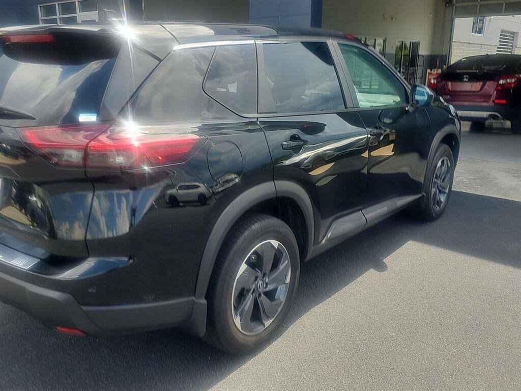 Used 2026 Nissan Rogue SV FWD image 3