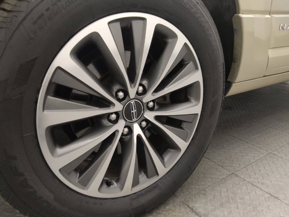 Used 2017 Lincoln Navigator Select RWD image 31