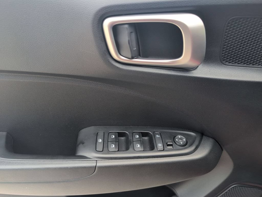 Used 2025 Hyundai Venue SEL FWD image 13