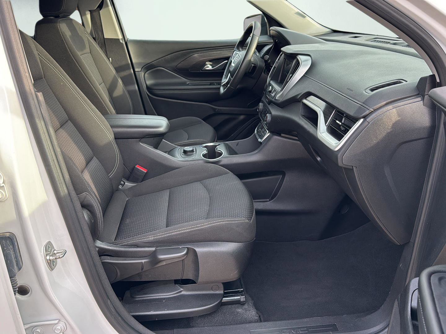 Used 2024 GMC Terrain SLE image 24