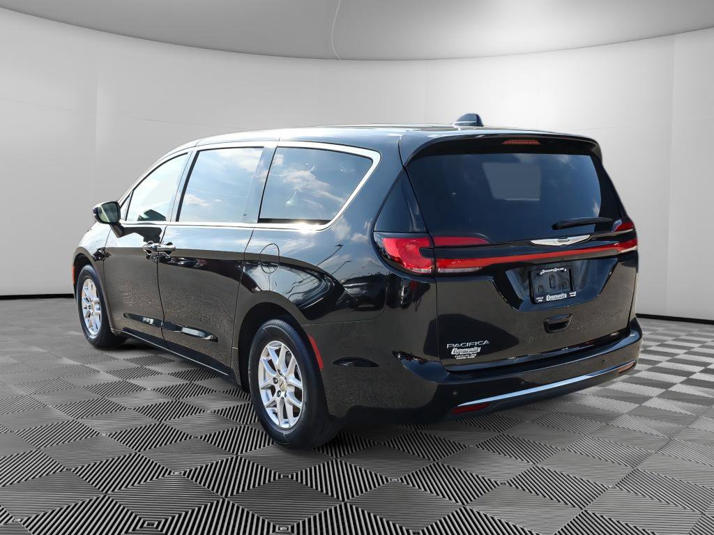 Used 2024 Chrysler Pacifica Touring-L FWD image 5