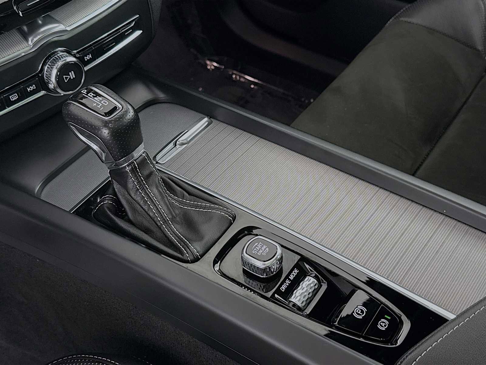 Used 2019 Volvo XC60 T5 R-Design w/ Protection Package Premier image 19