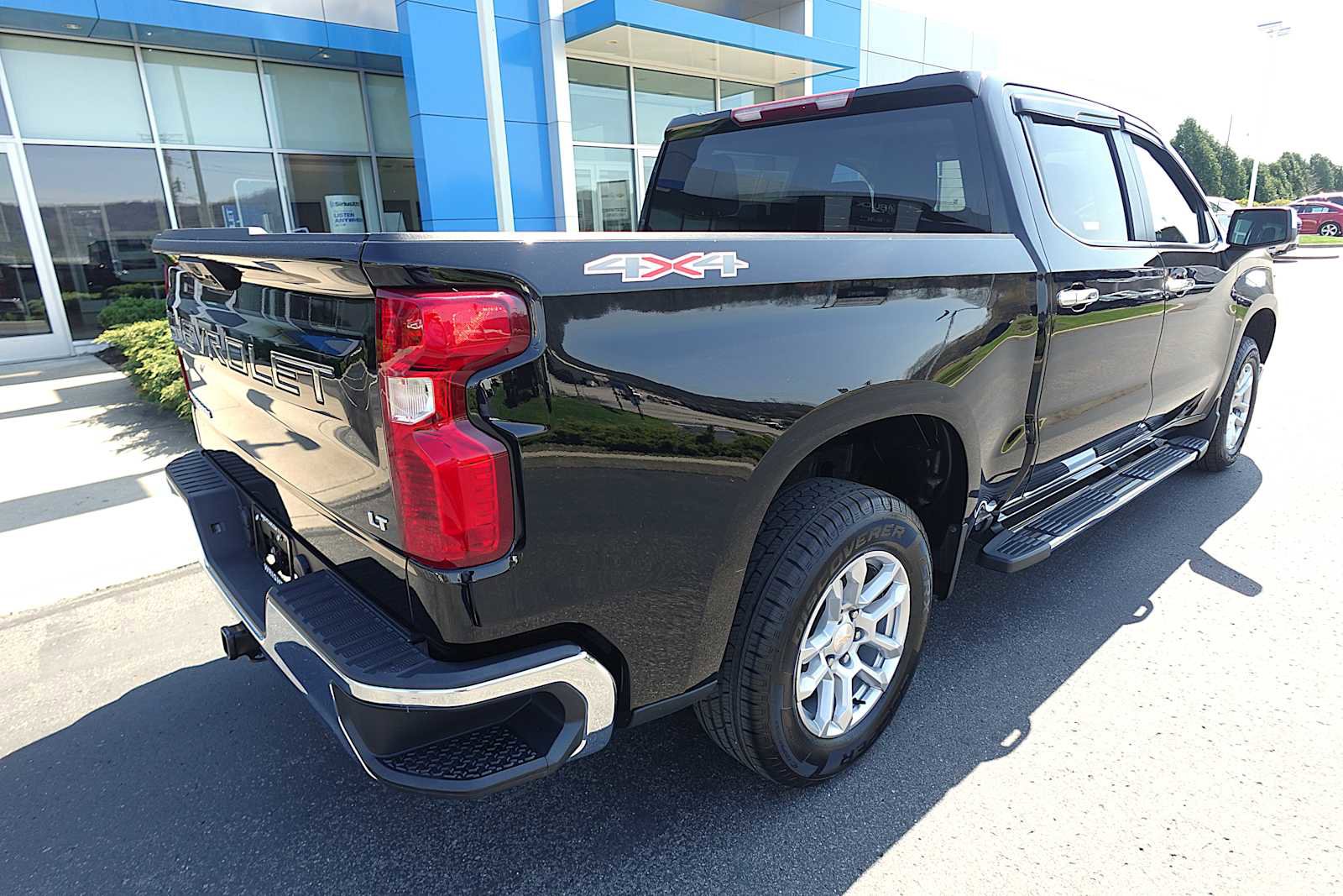 Used 2022 Chevrolet Silverado 1500 LT AWD/4WD image 3