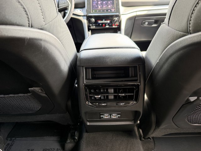 Used 2025 Jeep Grand Cherokee Laredo AWD/4WD image 25
