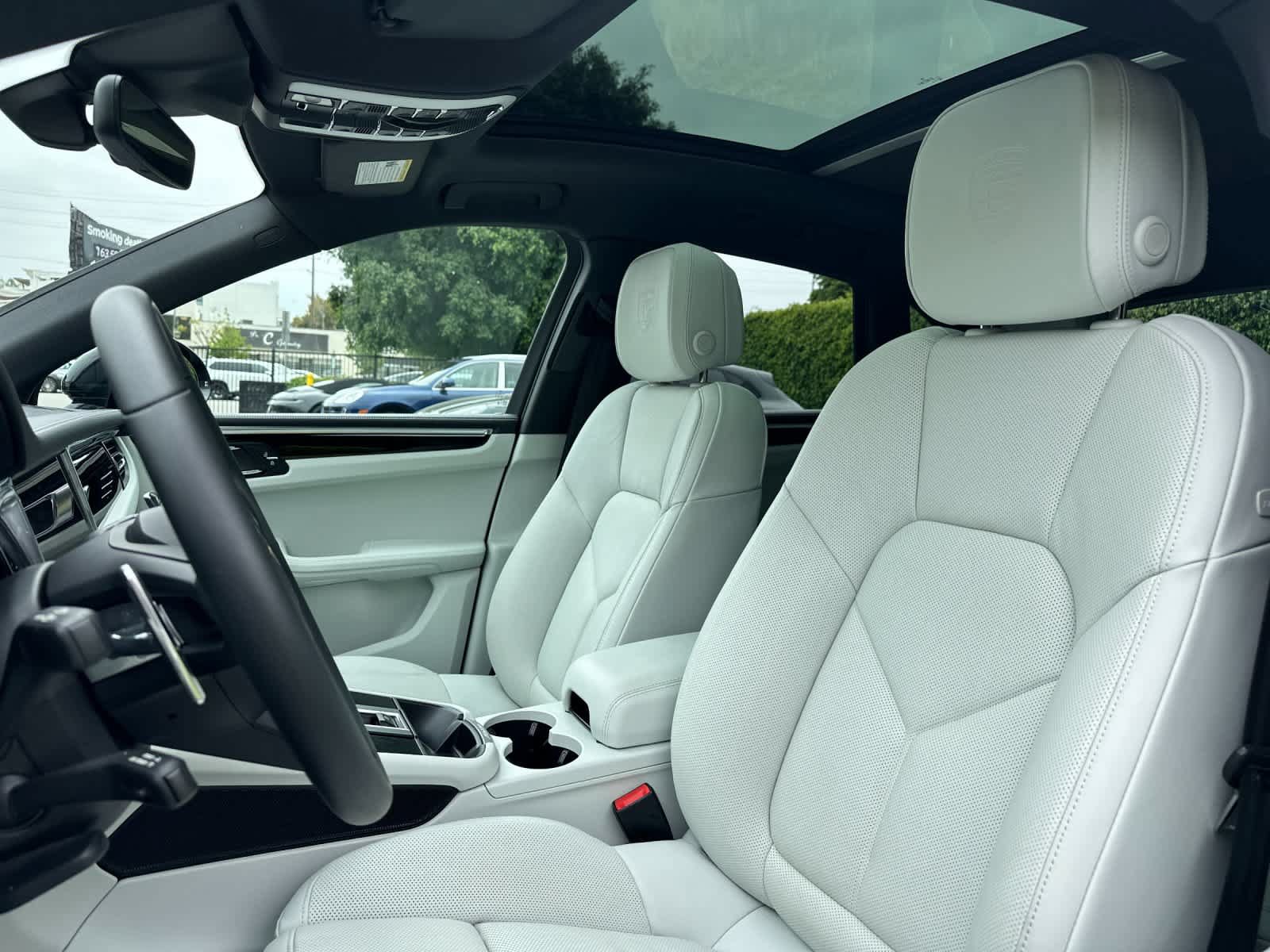 Certified 2025 Porsche Macan AWD/4WD image 5