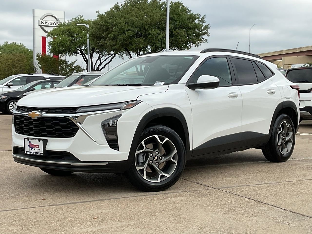Used 2025 Chevrolet Trax LT image 2