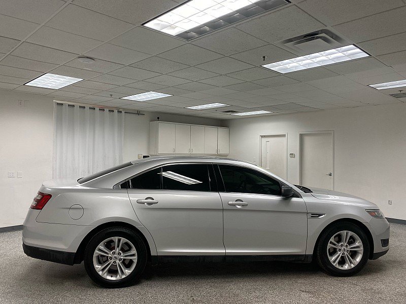 Used 2017 Ford Taurus SE image 4