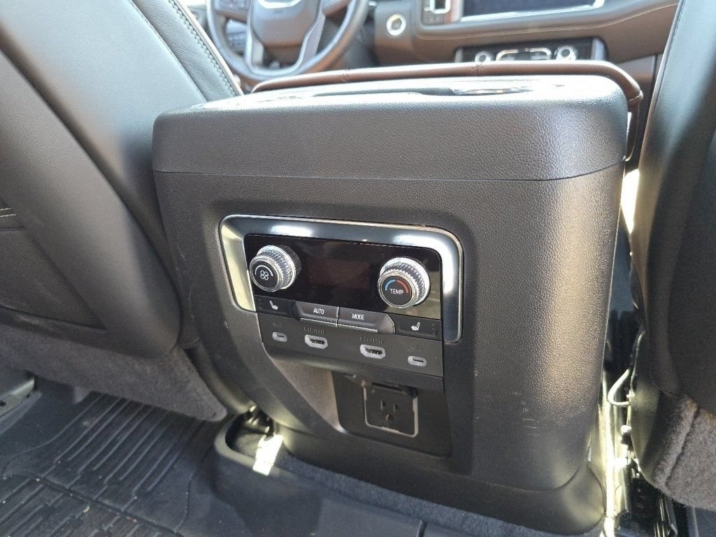 Used 2024 GMC Yukon Denali Ultimate AWD/4WD image 28
