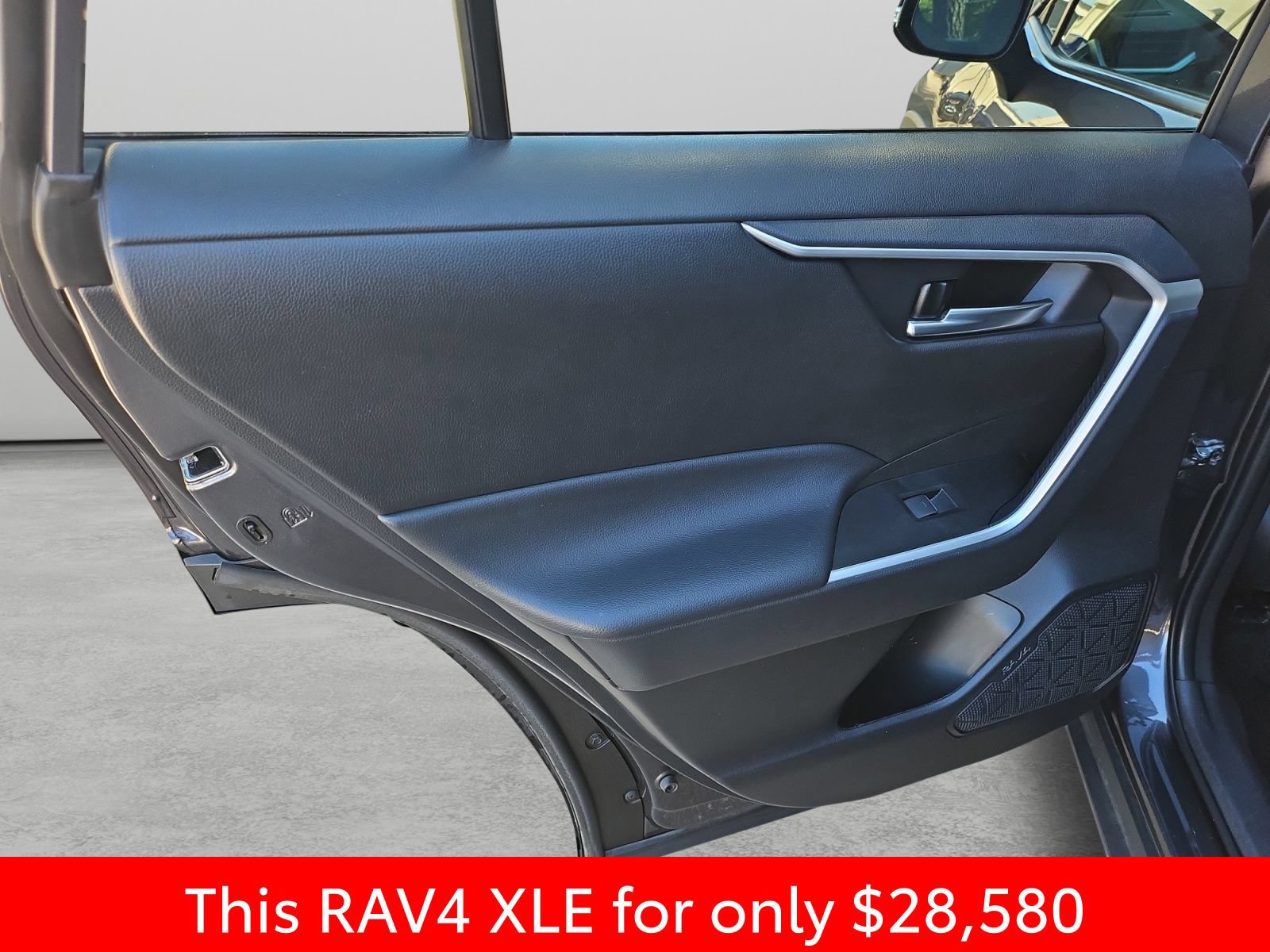 Used 2024 Toyota RAV4 XLE FWD image 35